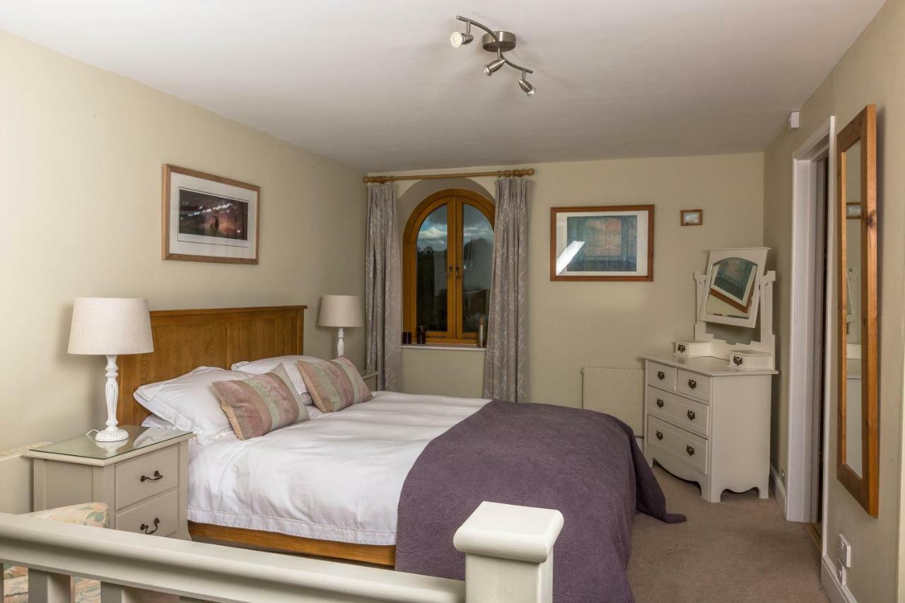 The Dovecote, Stoke Farthing Courtyard Villa Broad Chalke Екстериор снимка